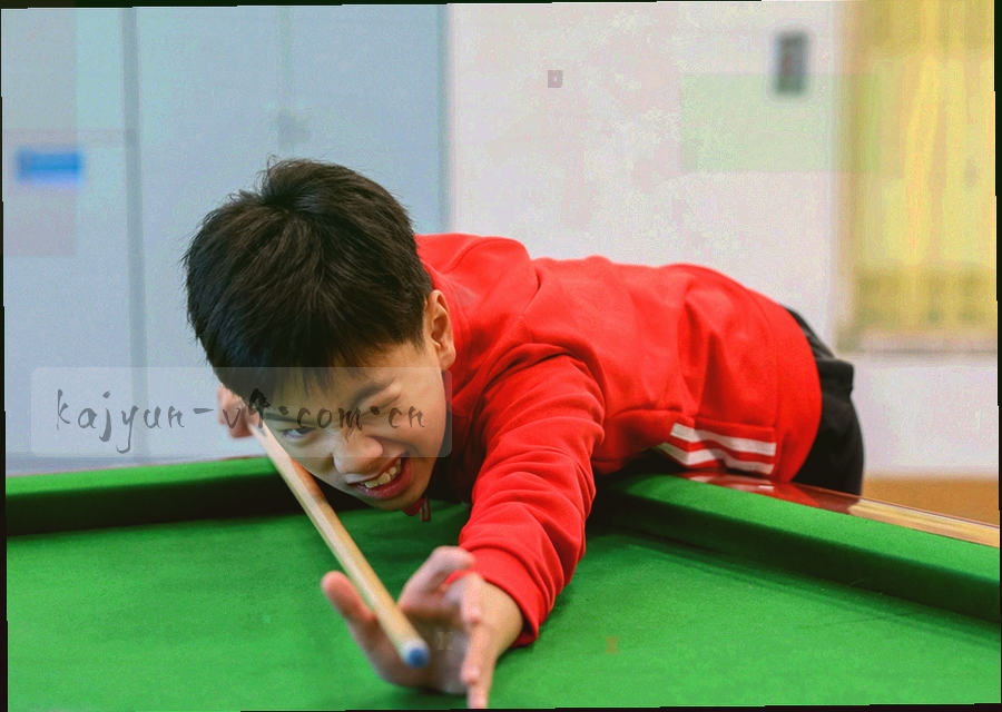 三个同心波纹节点以细线相连的抽象图形，青绿与金色光点散布其间